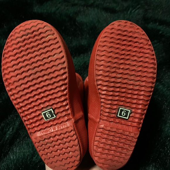 Hunter Toddler size 6 Red boots & Black Cold Weather Inserts (bought separate) - Picture 5 of 8